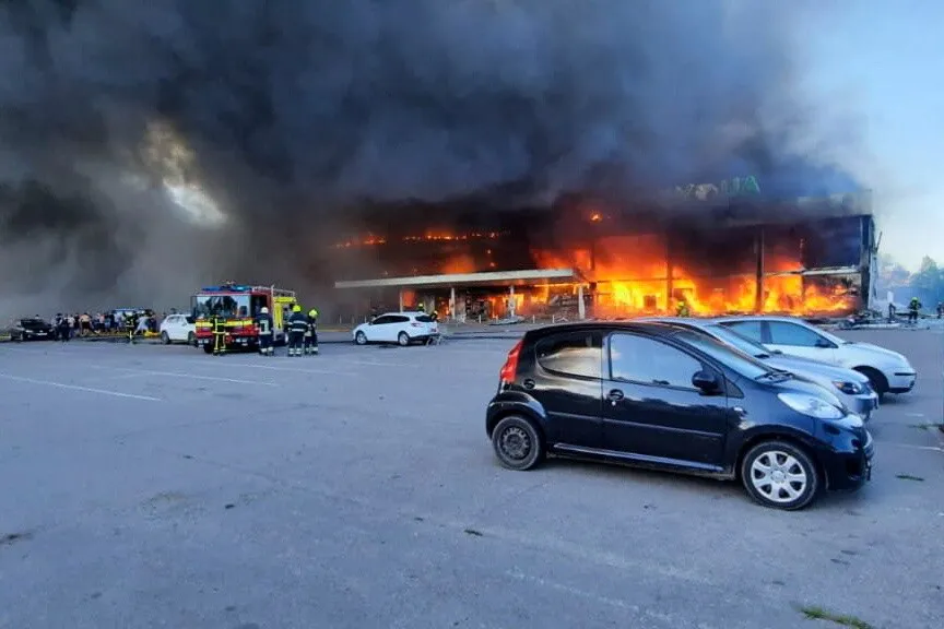 Rosyjski atak w Krzemieńczuku. Wzrosła liczba ofiar śmiertelnych