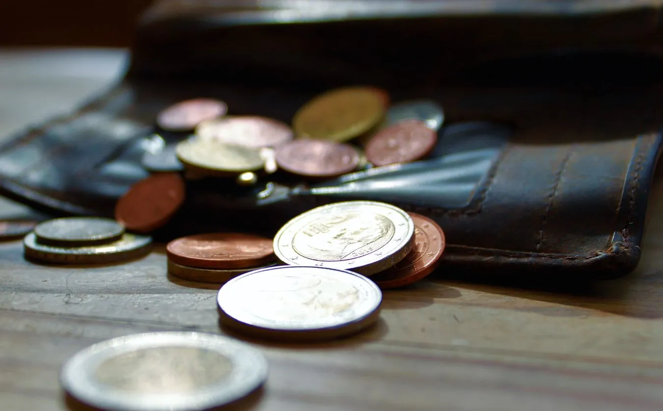 Zarobki Polaków kontra inflacja. Oto realne dane o naszych pensjach [WYKRES]