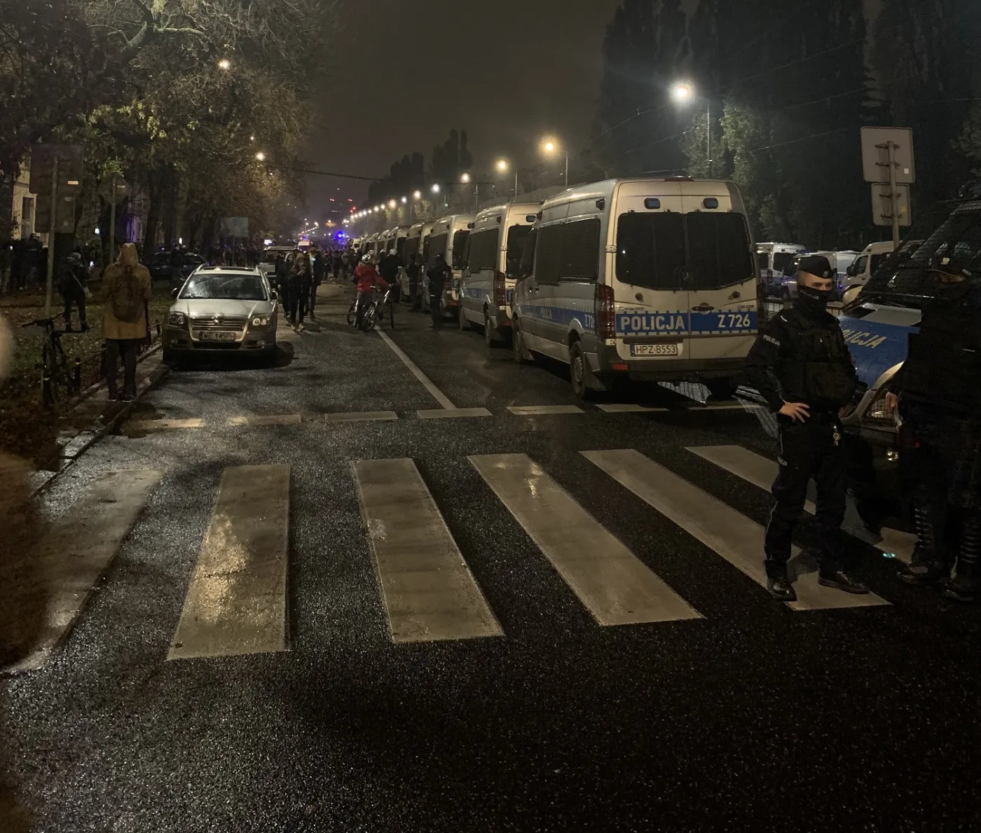 Policja zbiera się w pobliżu mieszkania Jarosława Kaczyńskiego. Przygotowują się do ewentualnego zaostrzenia protestu