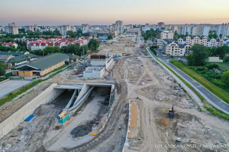 Znika wykop nad tunelem Południowej Obwodnicy Warszawy [ZDJĘCIA]