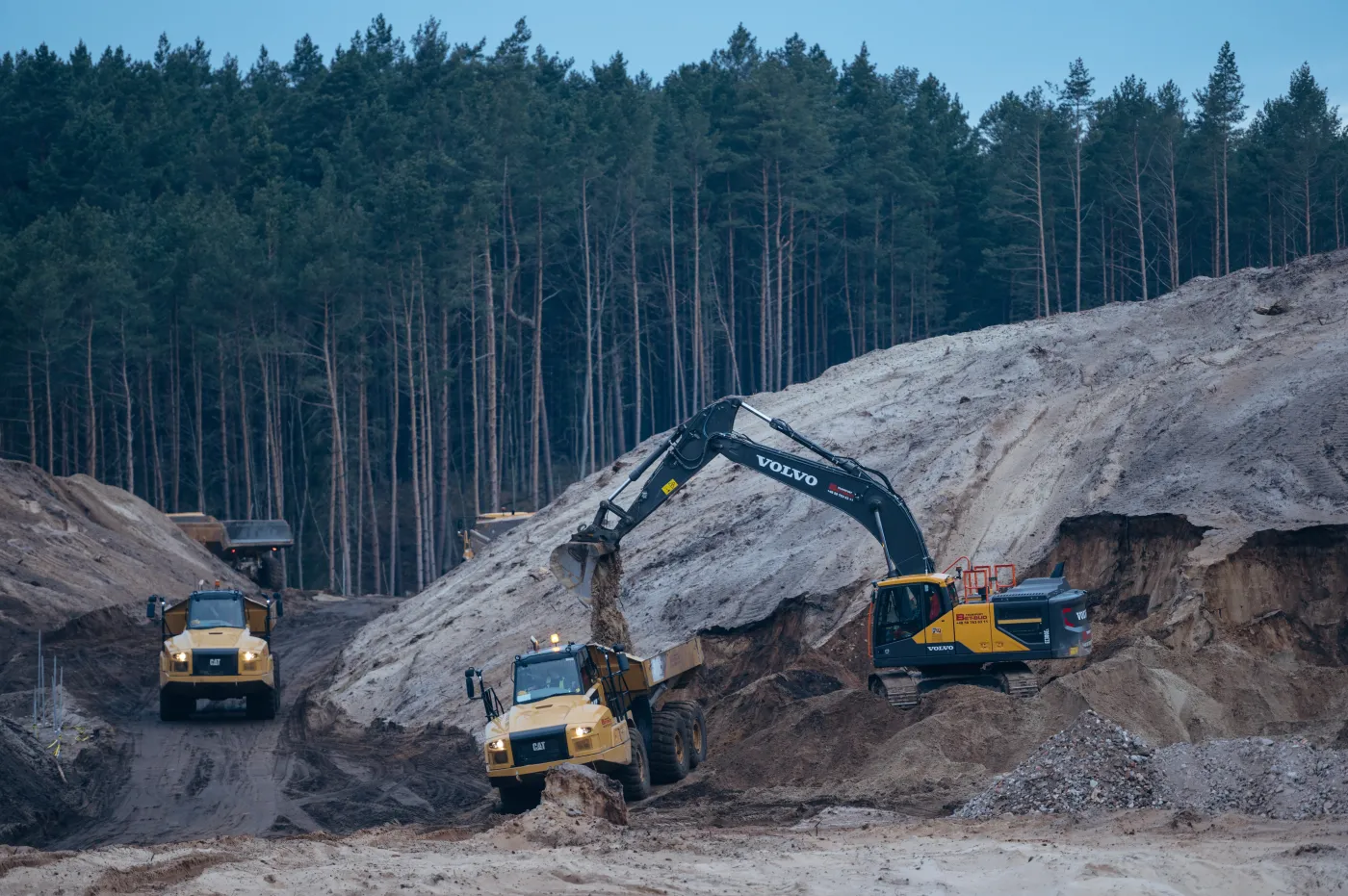 Poszukiwacze bursztynu wchodzą nielegalnie na plac przekopu Mierzei. Potrzeba więcej ochrony