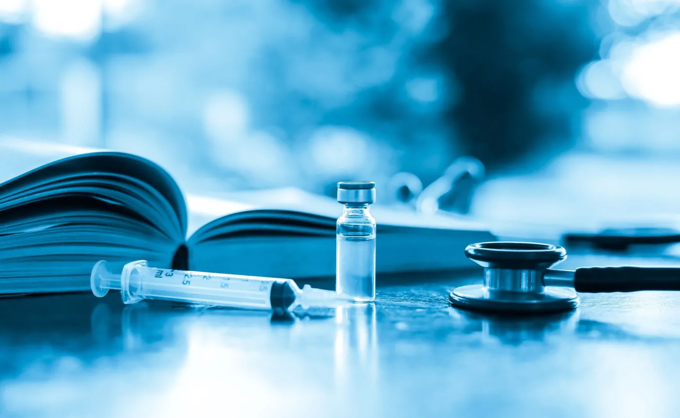 Albo zaszczepienie się na COVID-19, albo trwanie pandemii. Eksperci medyczni są zgodni