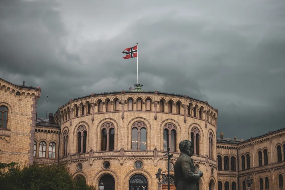 Norwegia zmienia konstytucję. Chodzi o ochronę sądów przed zakusami polityków
