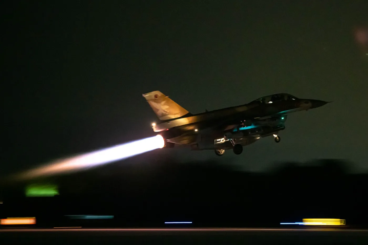 Start izraelskiego samolotu wielozadaniowego F-16 nocą. W ataku z 26 października, w skutek którego zniszczone zostały baterie S-300, uczestniczyły także samoloty tego typu.