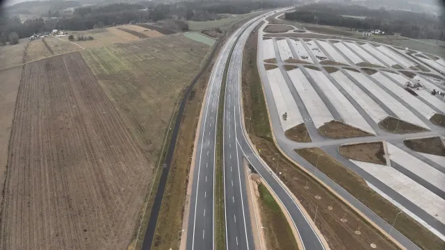 Niemal nikt tam nie jeździ. Autostrada na wschód wciąż pusta