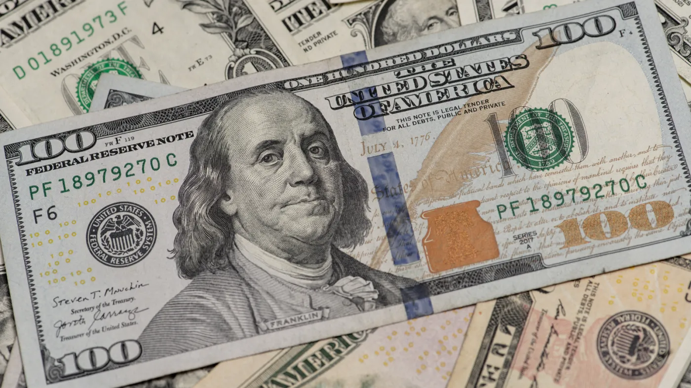 Dolar powoli traci na wartości. Mimo zabiegów Scotta Bessenta traci pozycję głównej globalnej waluty. Euro i złoty wzmacniają się wobec dobrych danych z gospodarki.