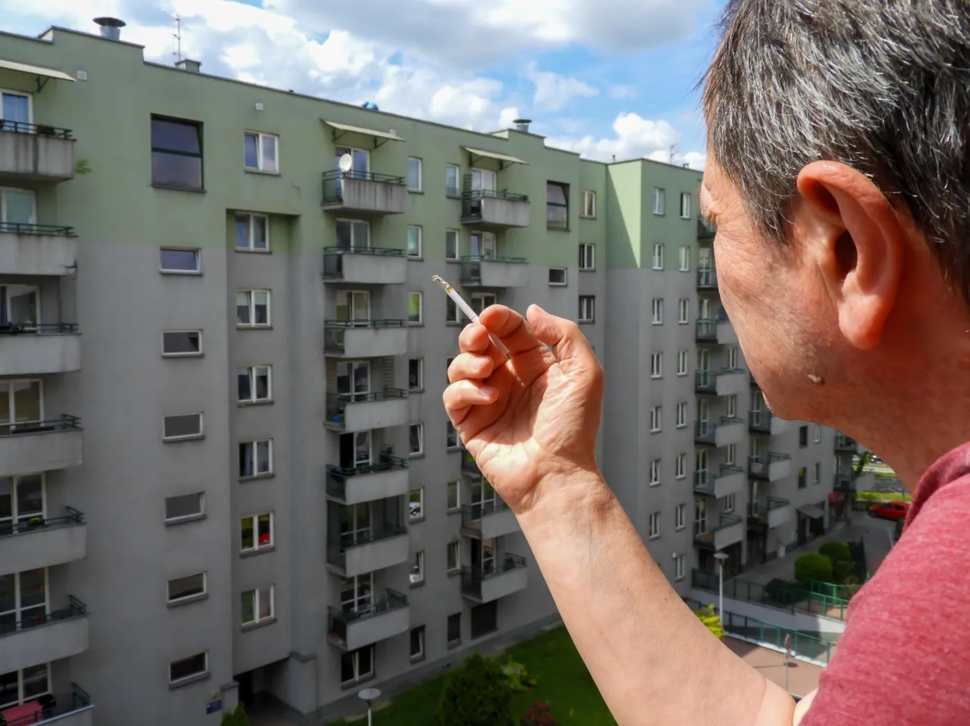palenie papierosaa na balkonie