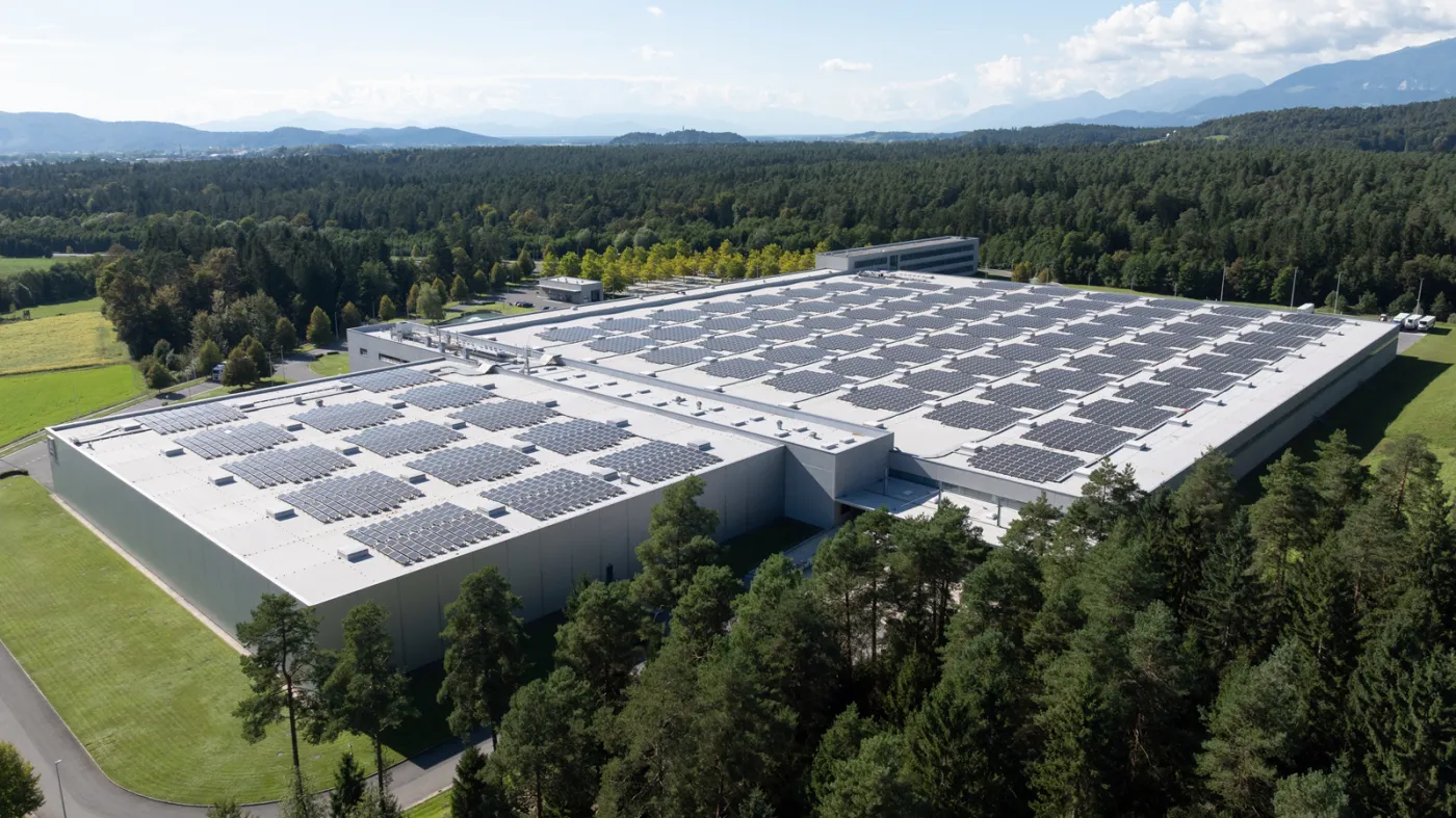 Mega magazyn energii zapewnia systemowi energetyki stabilność przesyłu. Zbiera nadprodukcję energii z OZE i w czasie braków lub wyłączenia zastępuje klasyczne elektrownie. Sieć magazynów uodporni nas na ataki na sieć energetyczną i zapewni bezpieczeństwo.