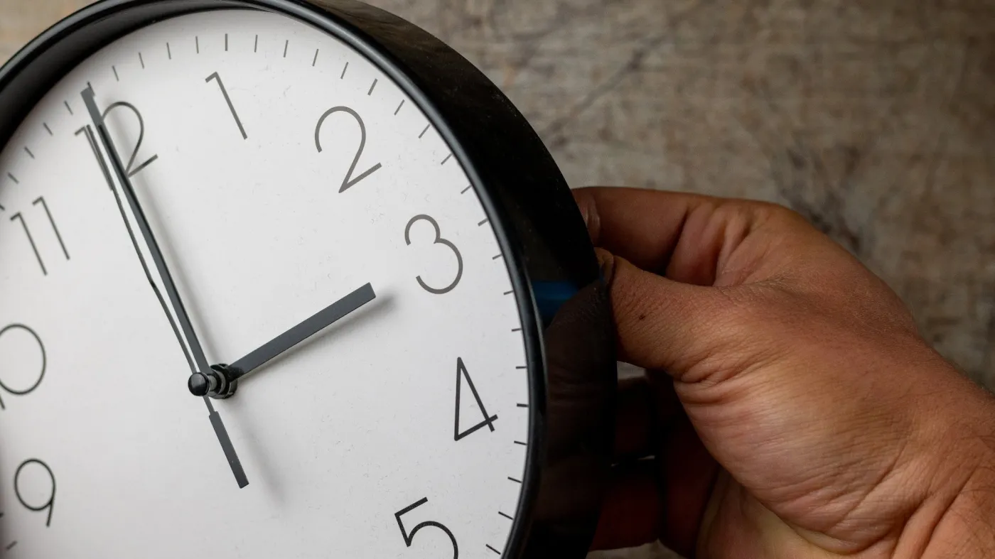 Zmiana czasu z letniego na zimowy 2026 – czy w noc z 3 na 4 października przestawiamy zegarki? Czy to już koniec ze zmianą czasu w Polsce?
