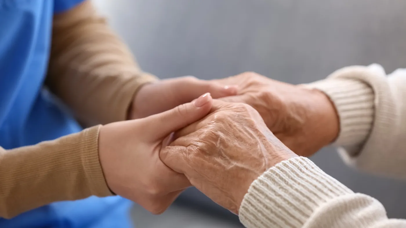 Opiekunka pomaga seniorce w codziennych czynnościach. Od sierpnia 2026 r. obowiązują nowe standardy usług opiekuńczych.