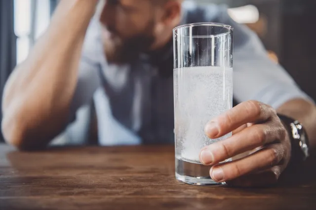 Lekarz musi wystawić L4  na kaca. Ile razy w trakcie roku można skorzystać z takiego uprawnienia? Sprawdź, czy warto