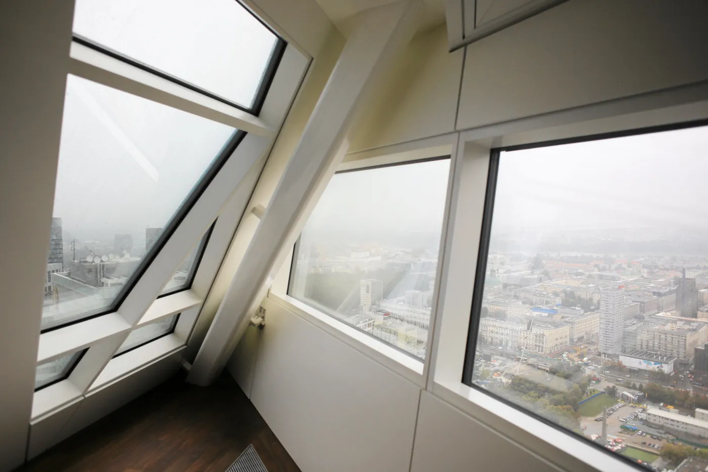1478783-zlota-44-widok-z-apartamentowca.jpg