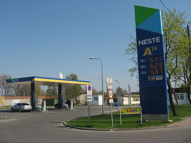 Właściciel Neste rozważa sprzedaż stacji, Lotos i Orlen zainteresowane