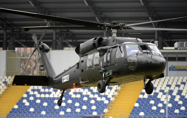 1697266-black-hawk-wyladowal-na-stadionie.jpg