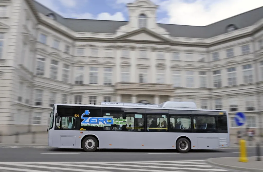 Zobacz pierwsze autobusy elektryczne w Warszawie. Pojadą turystyczną linią 222