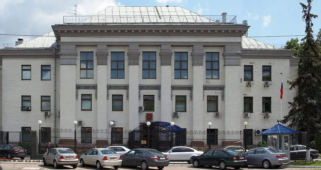 Żałoba narodowa na Ukrainie po zestrzeleniu samolotu. Zdarto flagę z Ambasady Rosji
