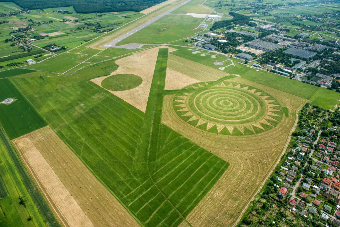1819549-landart-na-lotnisku-w-swidniku.jpg