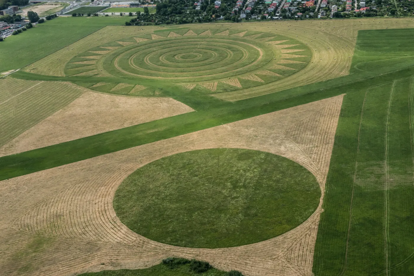 1819593-landart-na-lotnisku-w-swidniku.jpg