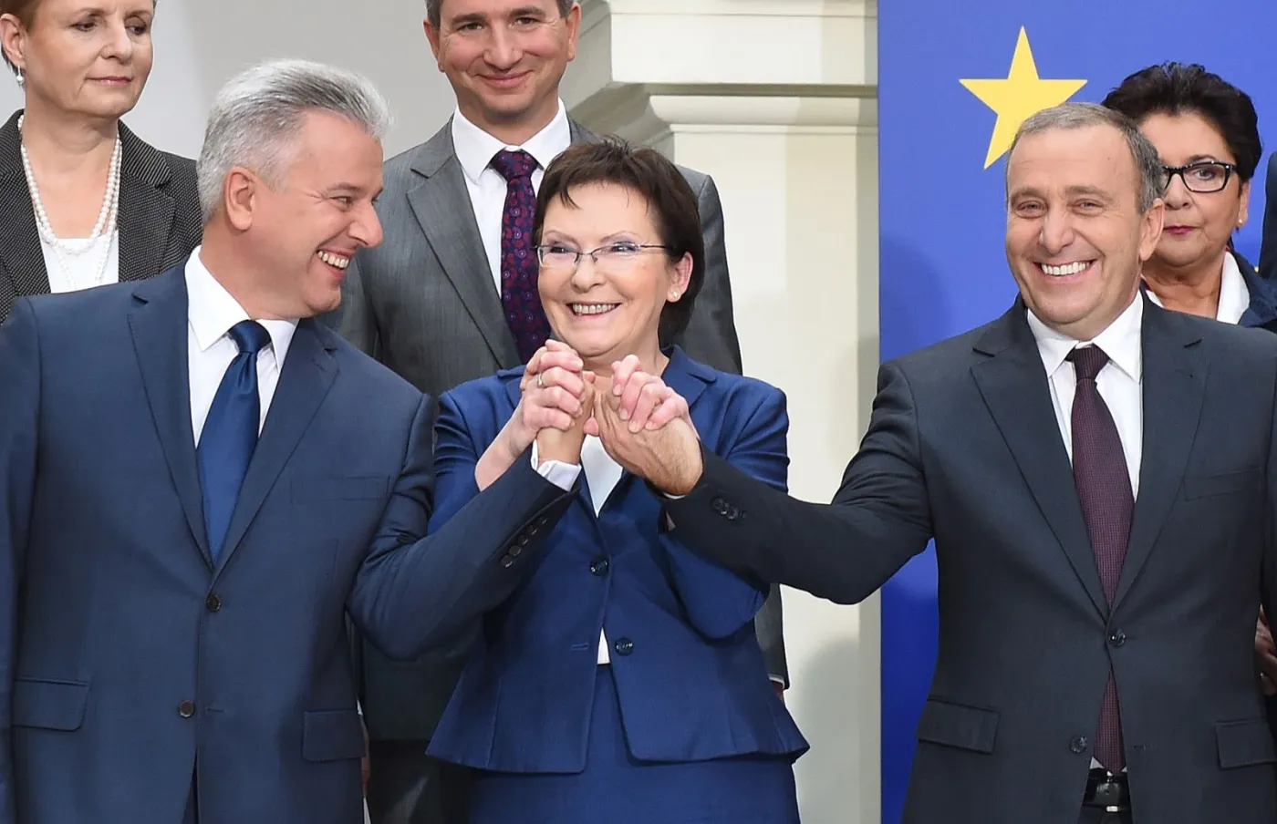 Przyjaciółki i ludzie z partyjnego klucza. Nowy rząd od razu budzi wątpliwości
