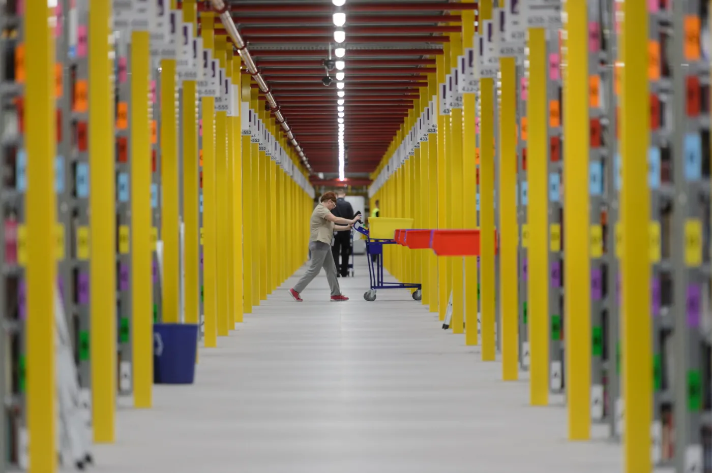 1530 zł na rękę, 10 godzin pracy dziennie na stojąco. Tak pracuje się w Amazonie [ZDJĘCIA]