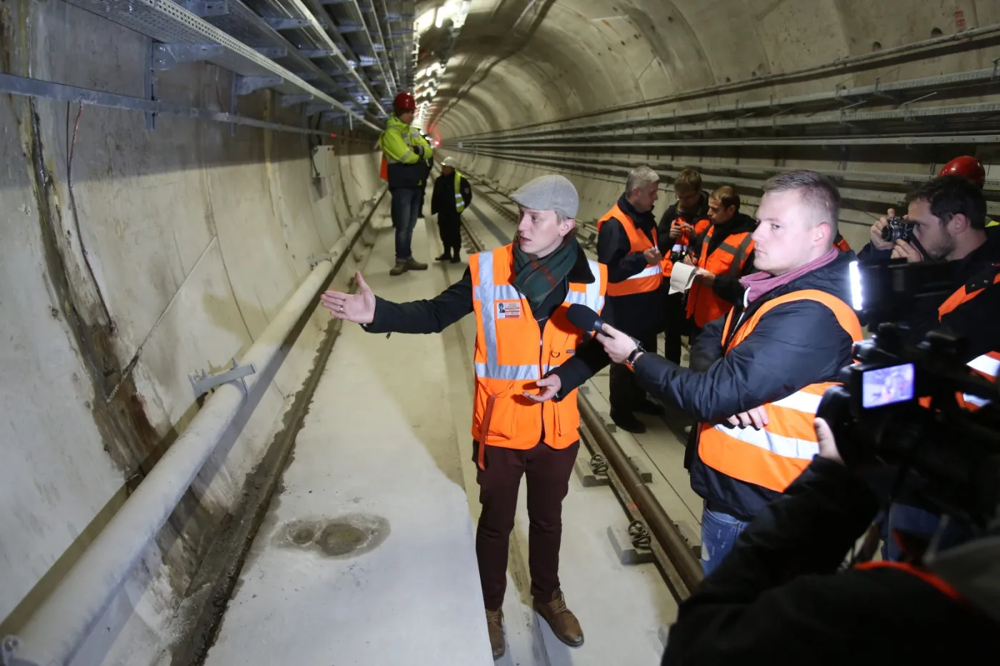 Tunel II linii metra przecieka. Według wykonawcy to norma [ZDJĘCIA]
