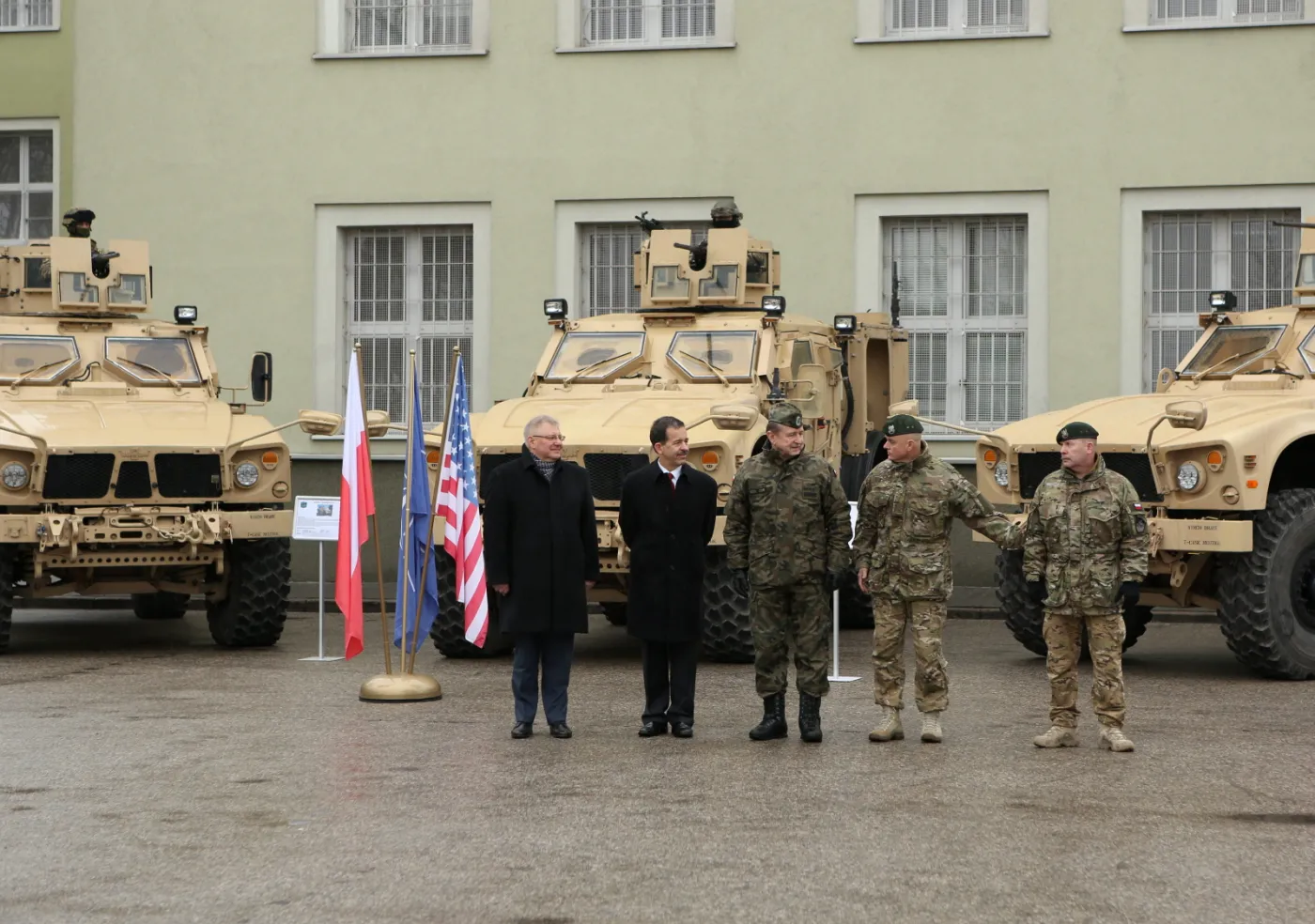 2093871-na-terenie-jednostki-wojskowej.jpg