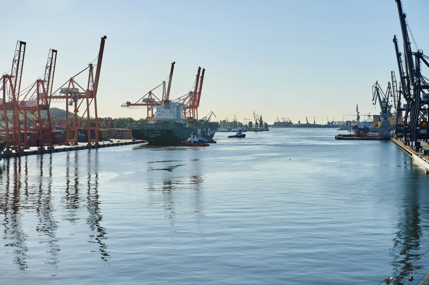 2205943-kontenerowiec-msc-charleston-w.jpg