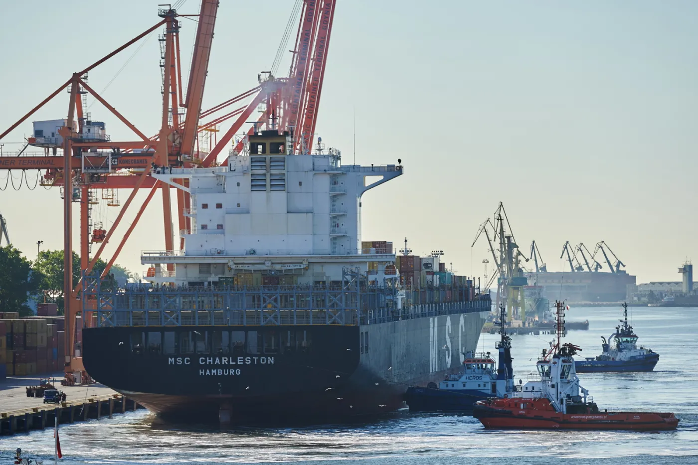 2206023-kontenerowiec-msc-charleston-w.jpg