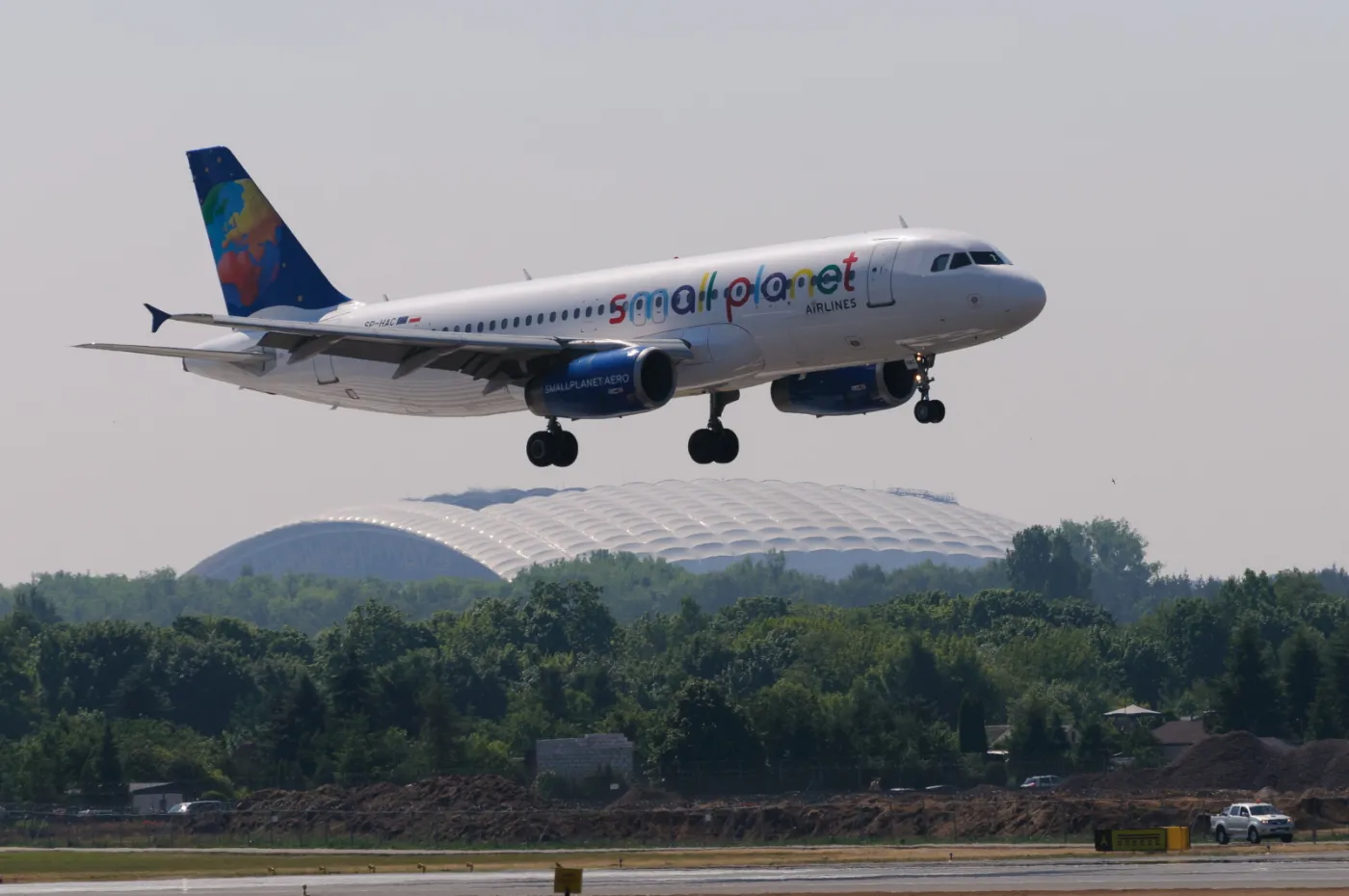 2213741-airbus-a319-laduje-podczas-pokazu.jpg