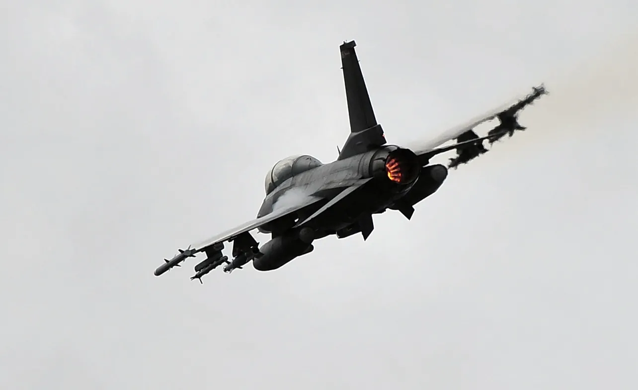 2223112-amerykanski-samolot-f-16-podczas.jpg