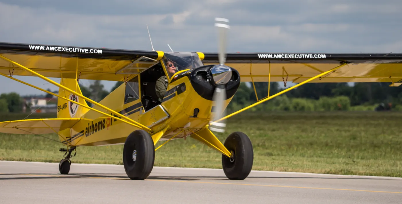 2223625-samolot-husky-20-bm-w-deblinie.jpg