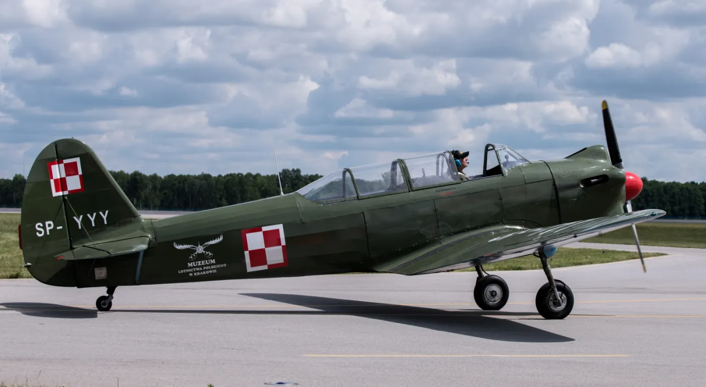 2223769-samolot-jak-18-20-bm-w-deblinie.jpg