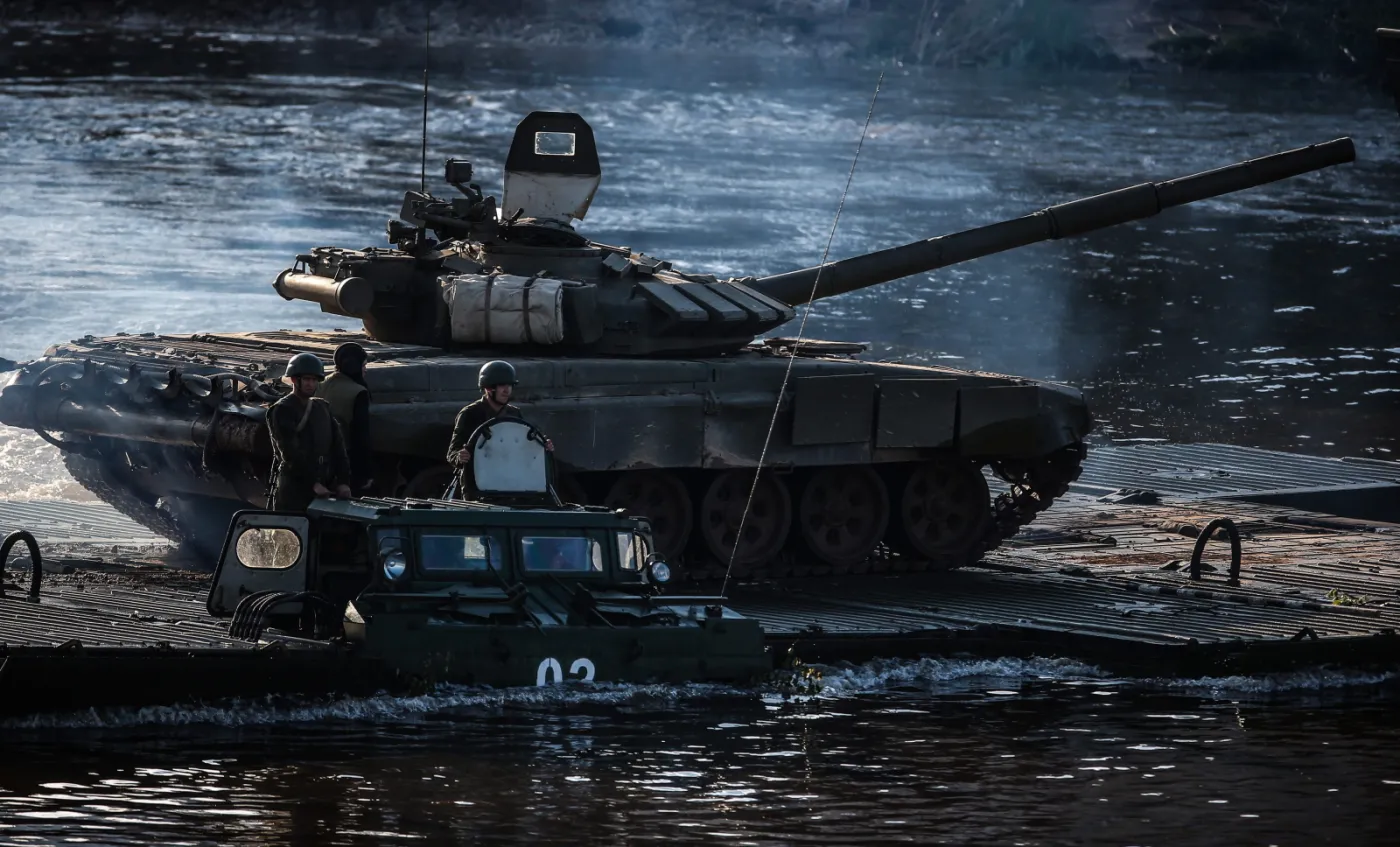 2219361-przejazd-czolgu-t-72m-po-moscie.jpg