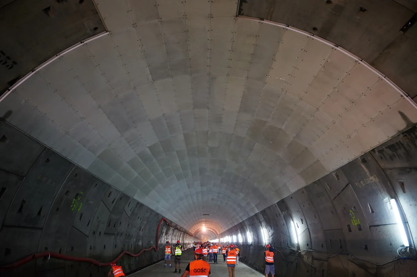 2274788-prace-wykonczeniowe-w-tunelu-pod.jpg