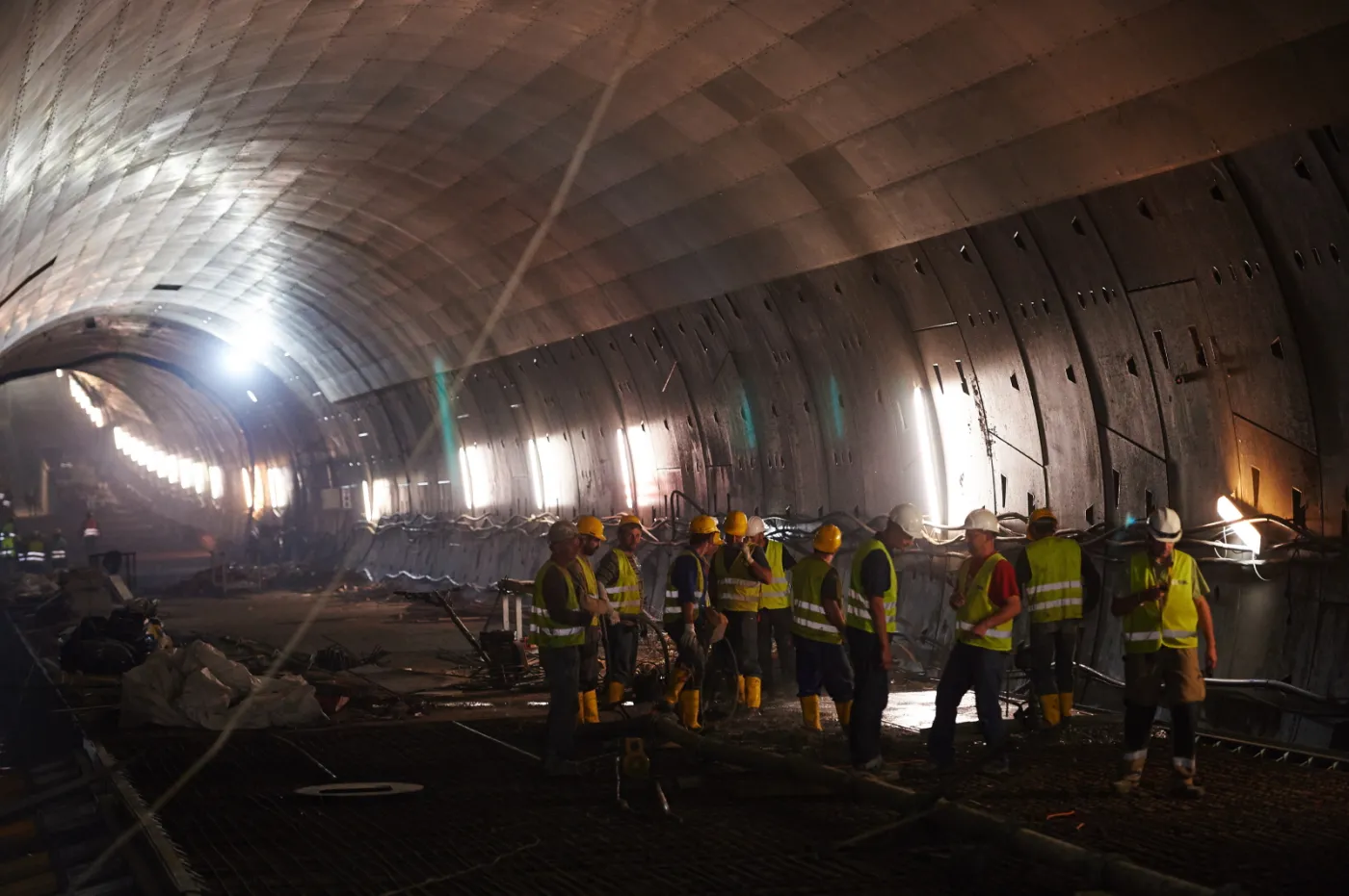 2274852-prace-wykonczeniowe-w-tunelu-pod.jpg