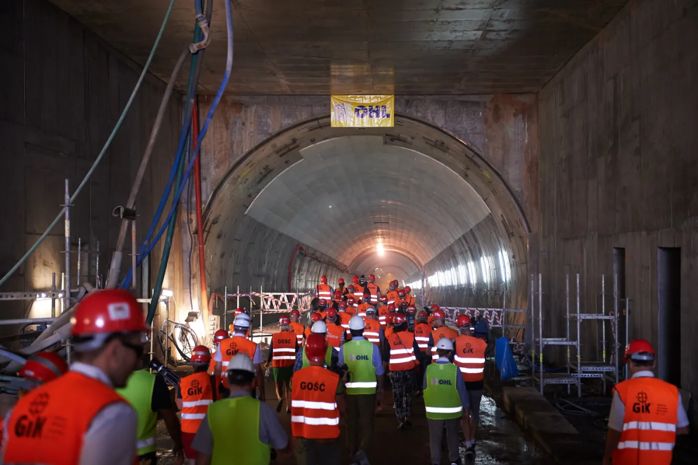2274884-prace-wykonczeniowe-w-tunelu-pod.jpg
