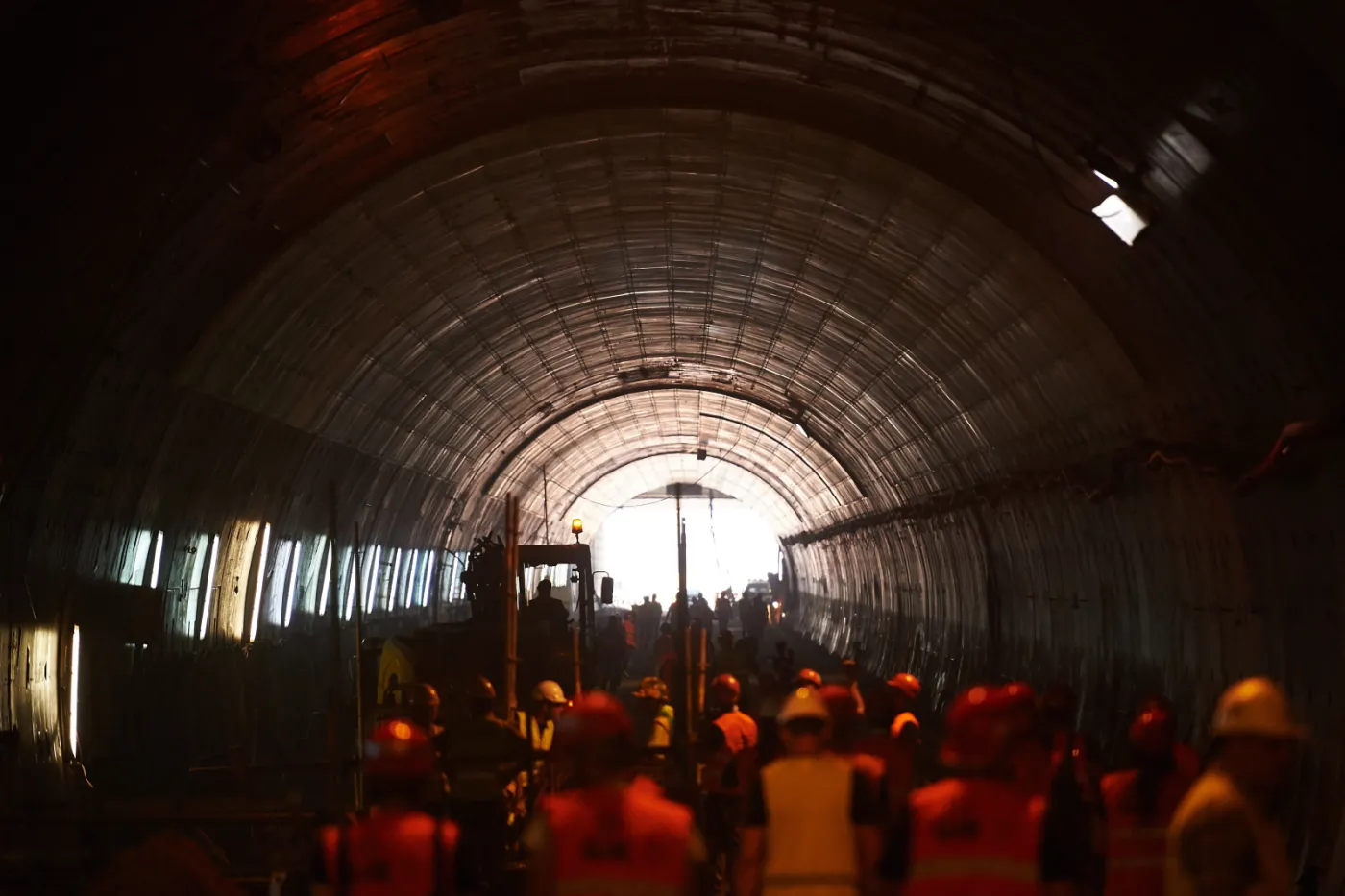 2274804-prace-wykonczeniowe-w-tunelu-pod.jpg