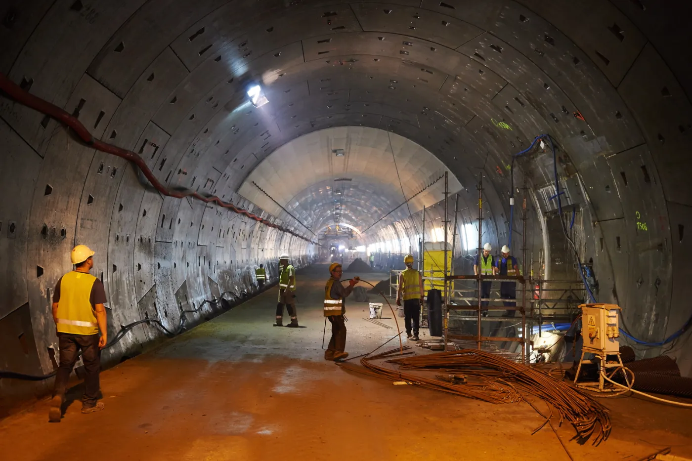 2274820-prace-wykonczeniowe-w-tunelu-pod.jpg