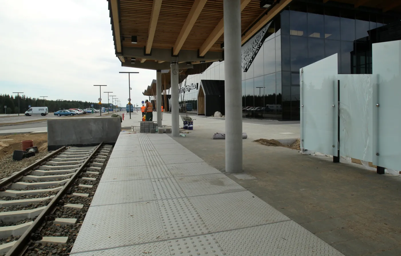 2288339-dworzec-kolejowy-obok-terminala.jpg
