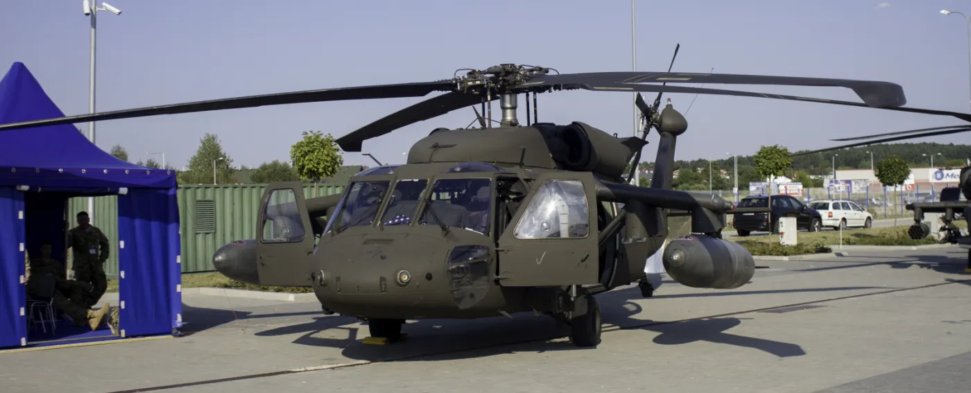 Średni wielozadaniowy amerykański śmigłowiec transportowy i wsparcia piechoty UH-60 Black Hawk zbudowany przez Sikorsky Aircraft Corporation zaprezentowany podczas XXIII Międzynarodowego Salonu Przemysłu Obronnego w Kielcach.  (zuz) PAP/Michał Walczak