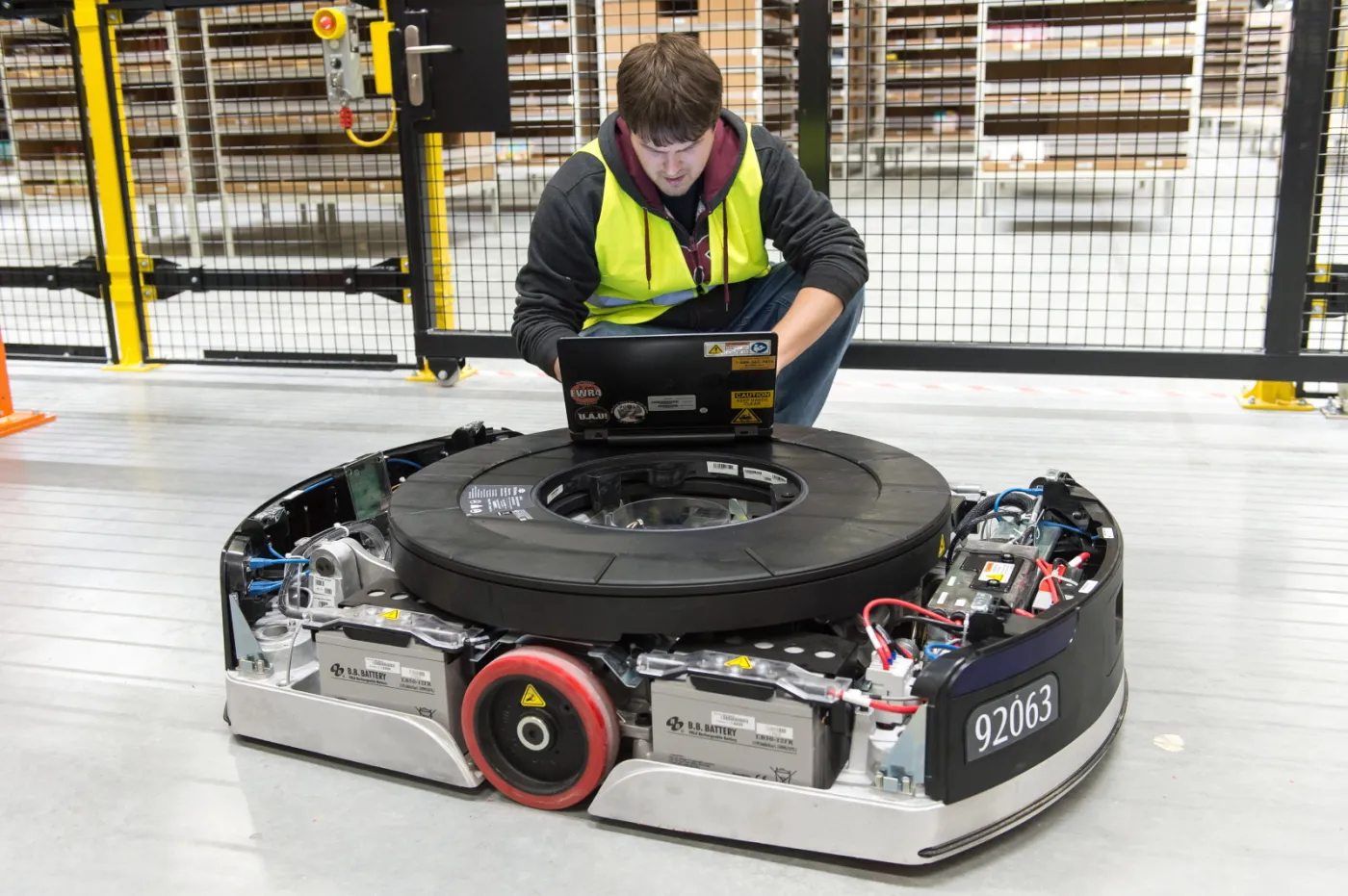 2342609-roboty-w-podwroclawskim-amazonie.jpg