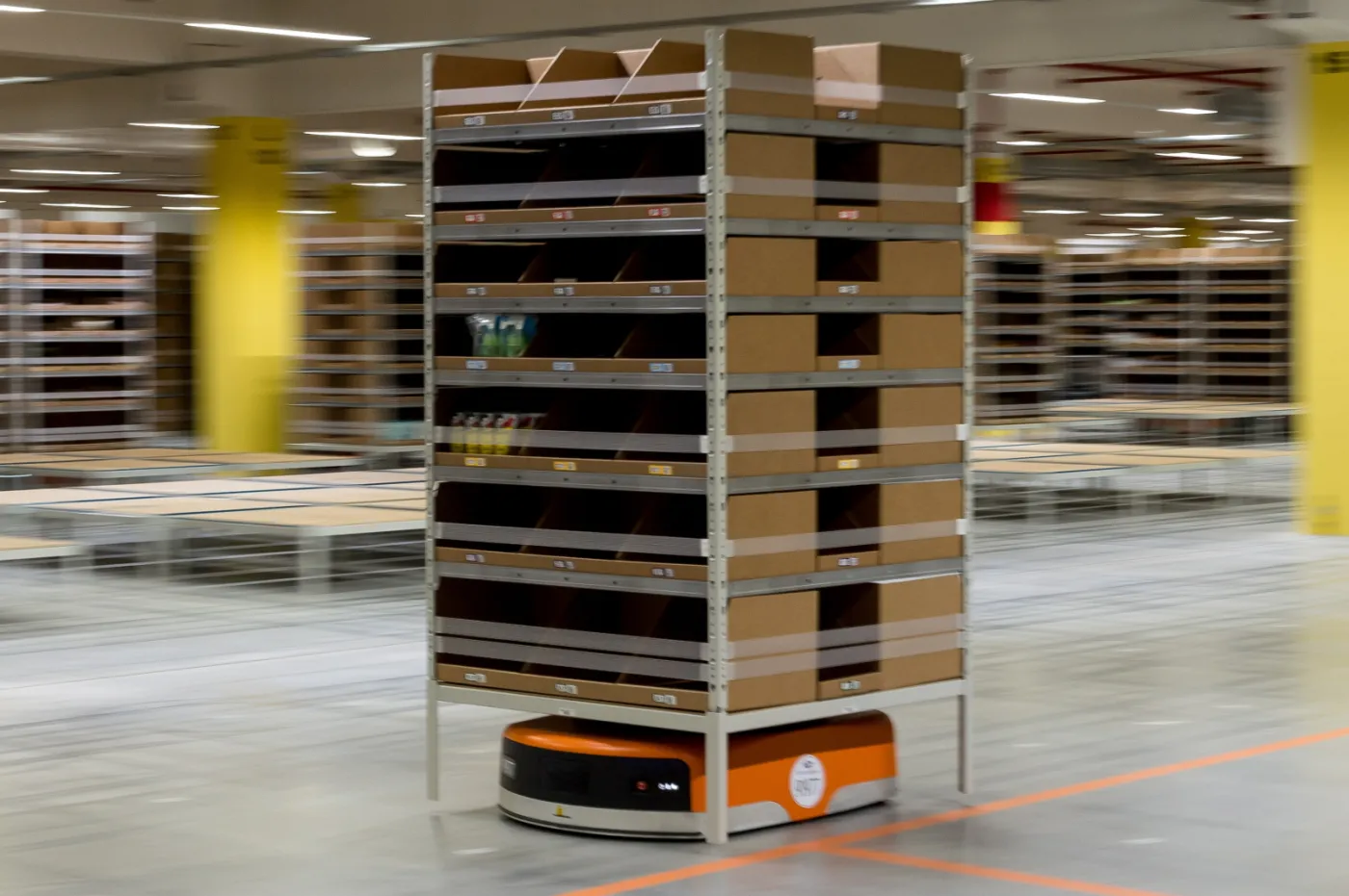 2342625-roboty-w-podwroclawskim-amazonie.jpg