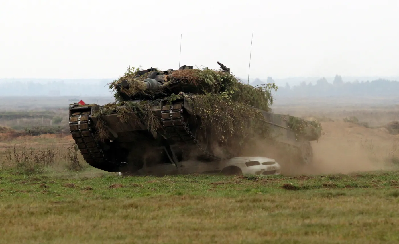 2344486-czolg-leopard-2-podczas-cwiczen.jpg