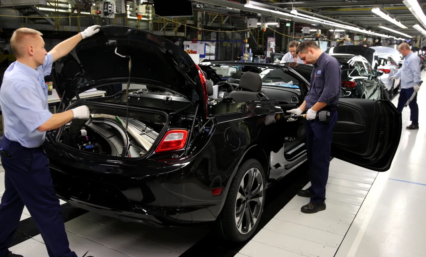 2385740-linia-produkcyjna-buick-cascada.jpg