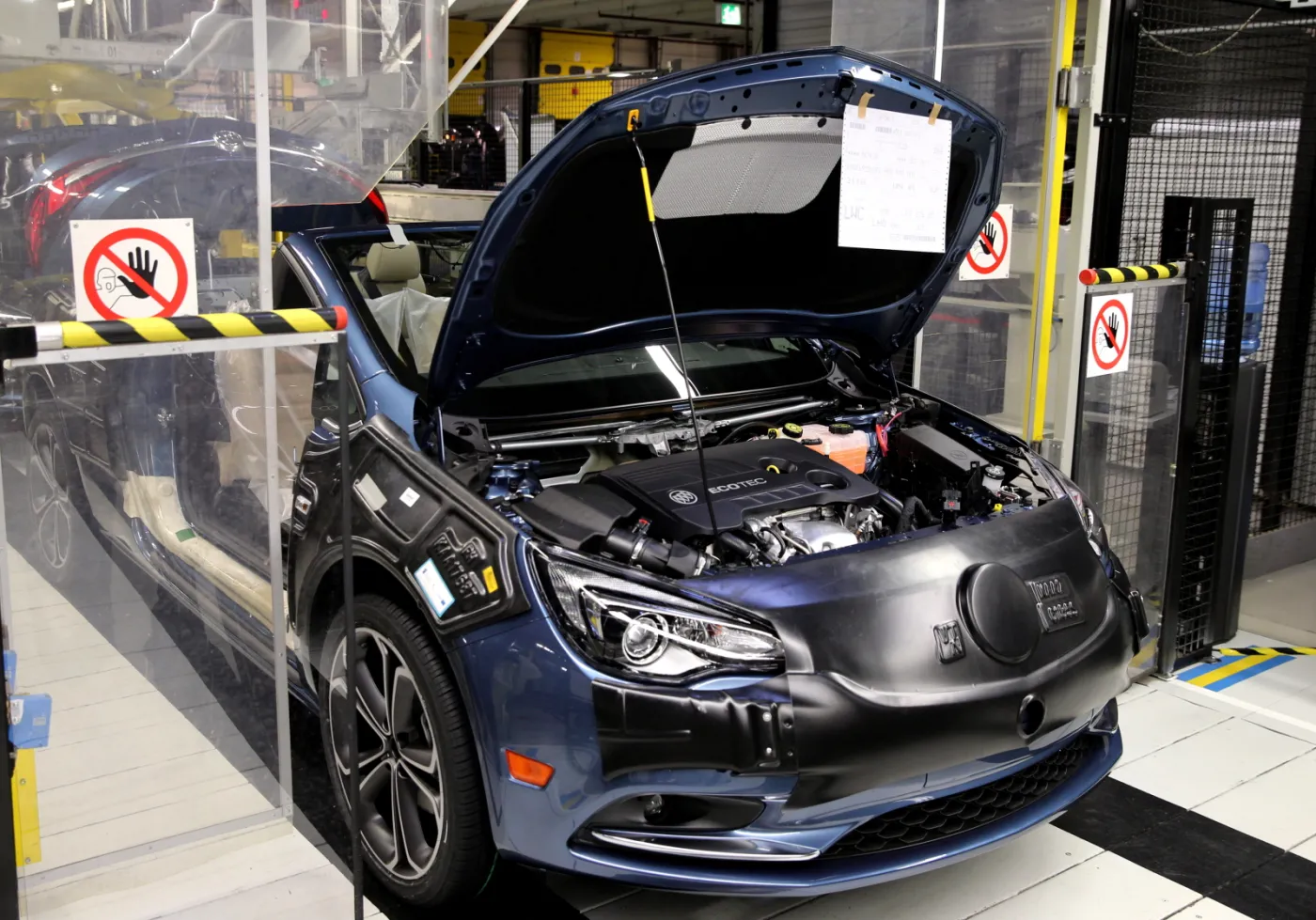 2385724-linia-produkcyjna-buick-cascada.jpg