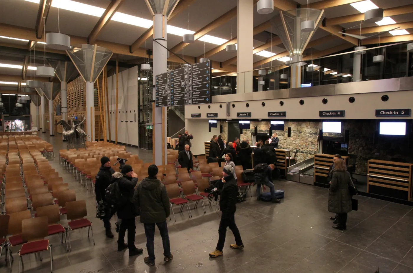 2434646-terminal-pasazerski-na-lotnisku.jpg