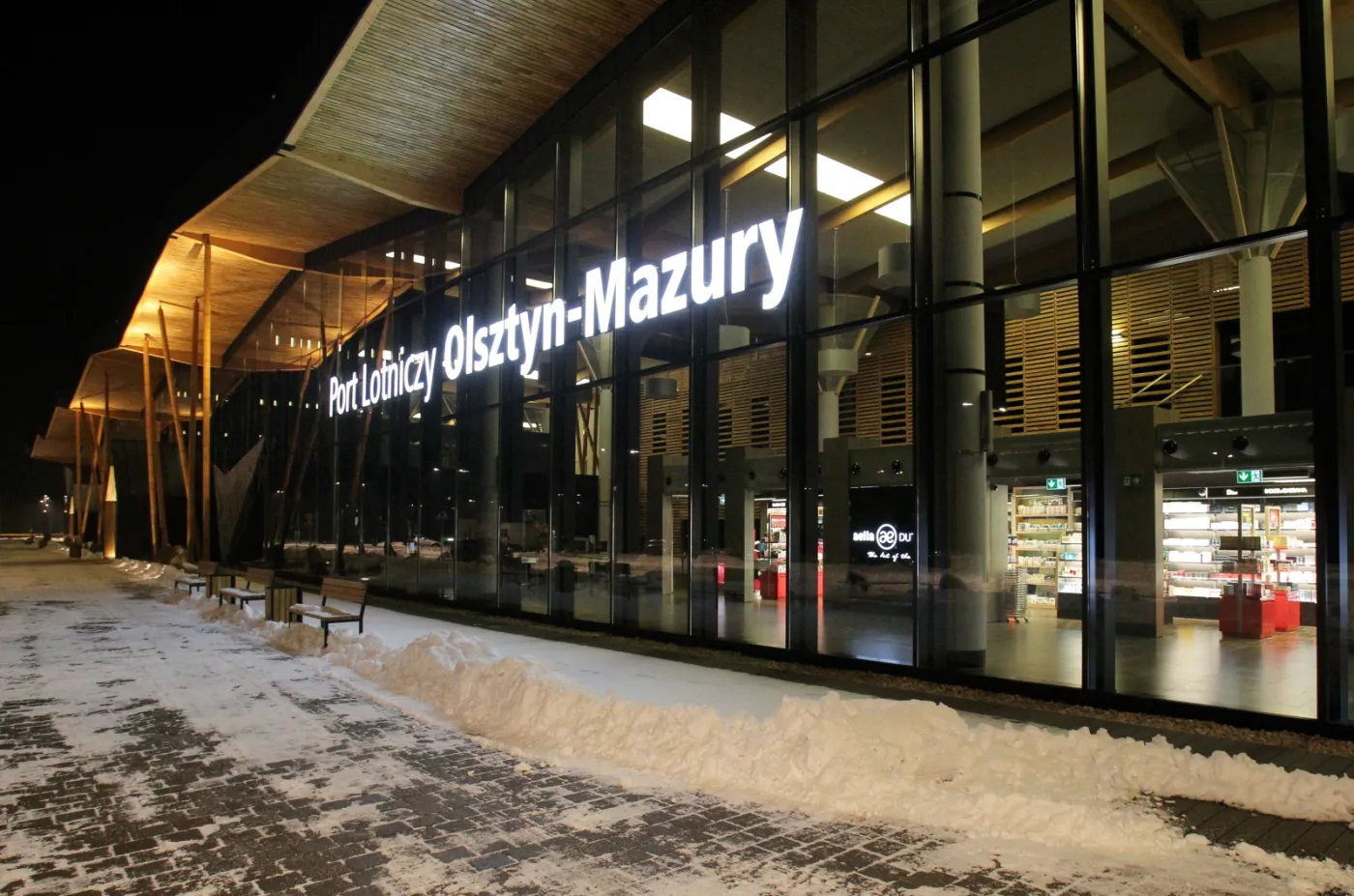 2434630-terminal-pasazerski-na-lotnisku.jpg