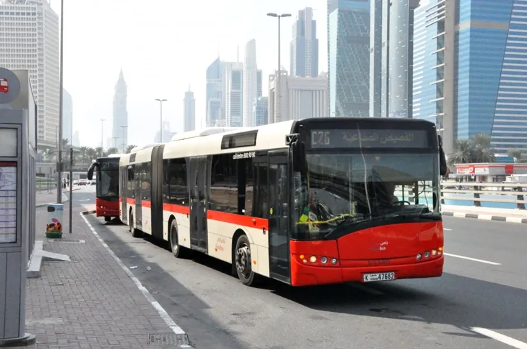 Fot. 4 Pojazdy Solaris na głównej ulicy Dubaju
