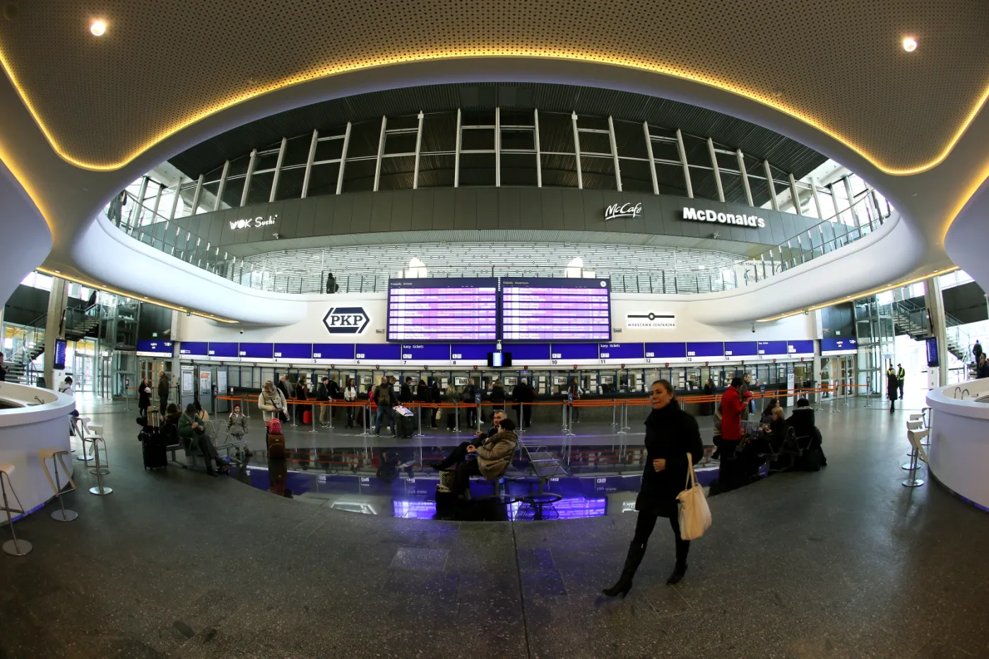 2498523-antresola-w-hali-glownej-dworca.jpg