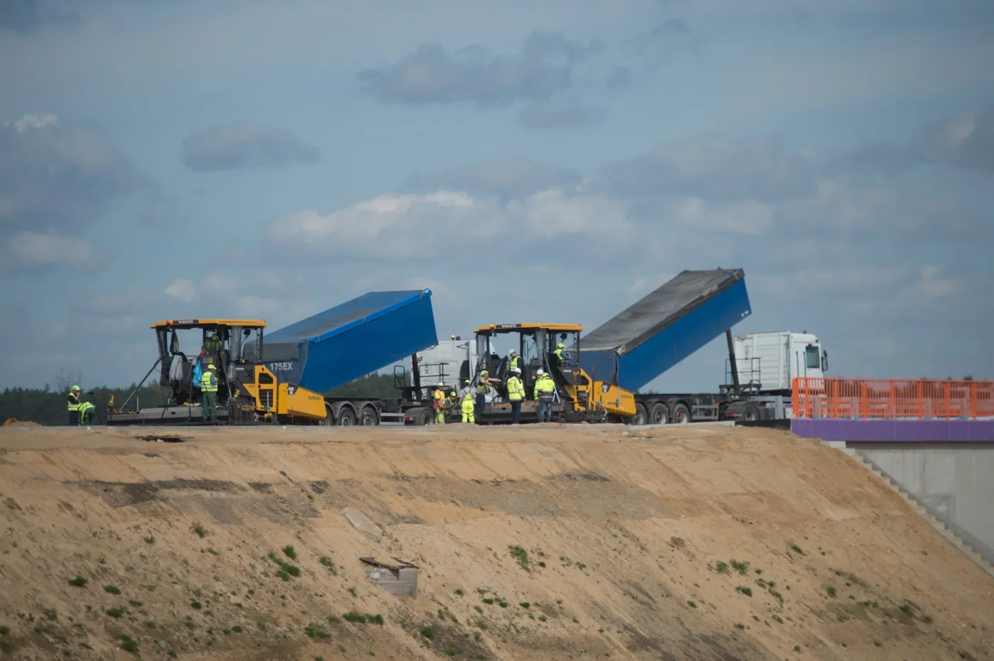 2521366-budowa-autostrady-a1-na-odcinku.jpg